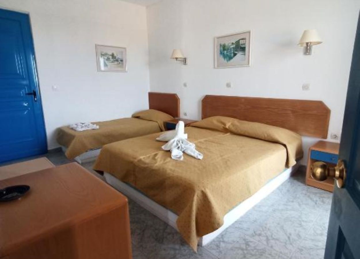 rooms-triple-room-balcony-or-terrace