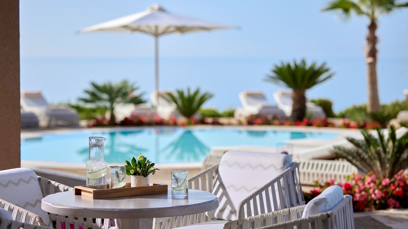 bars-deluxe-pool-bar