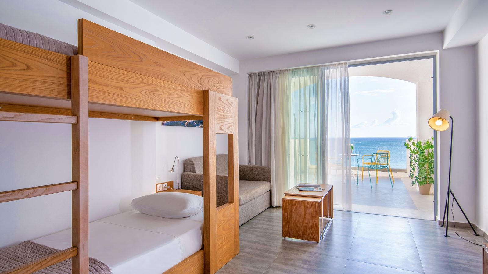 rooms-family-suite-sliding-door-sv