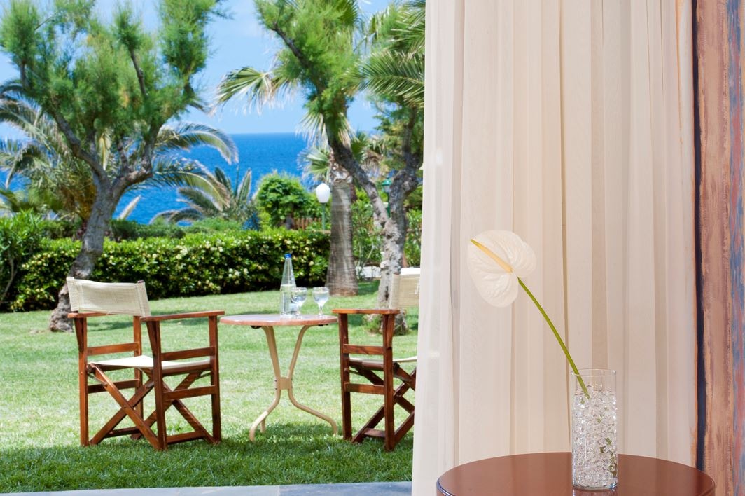 rooms-family-room-sea-view