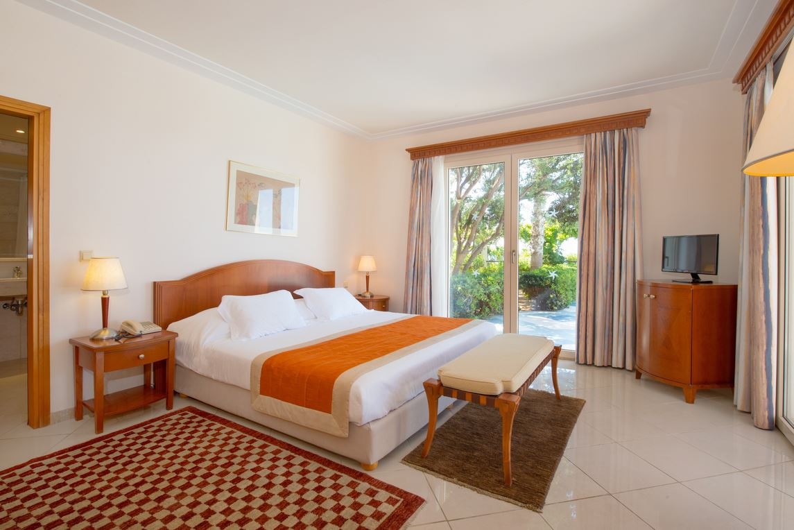 rooms-deluxe-suite-sea-view-swim-up