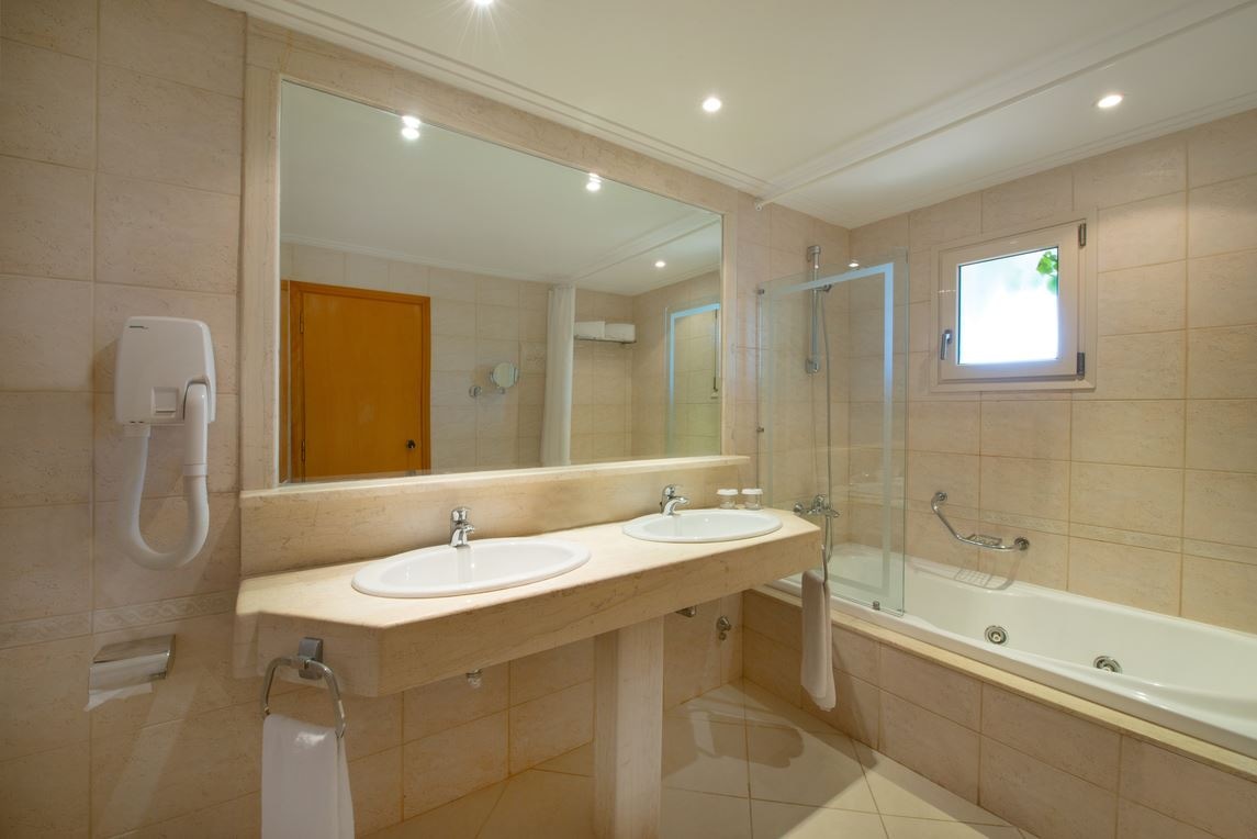 rooms-deluxe-suite-sea-view-swim-up