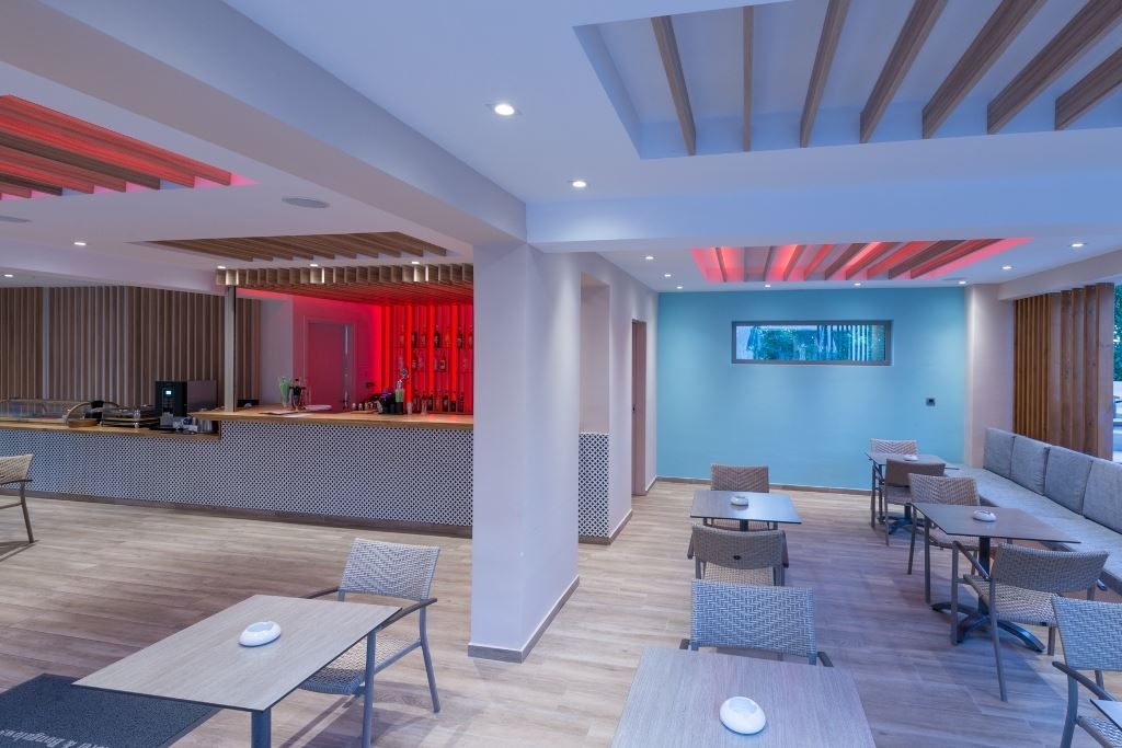 bars-dolphin-pool-bar