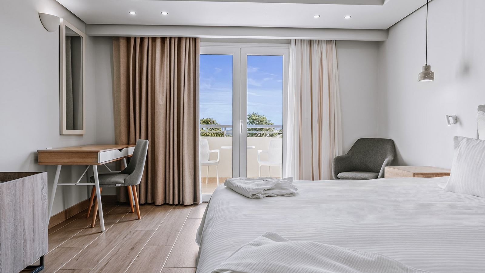 rooms-superior-double-seaview-balcony