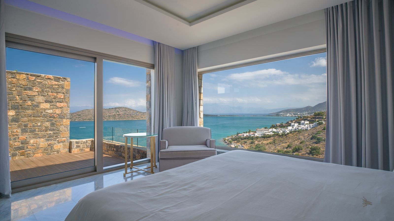 rooms-room-deluxe-double-seaview-jacuzzi