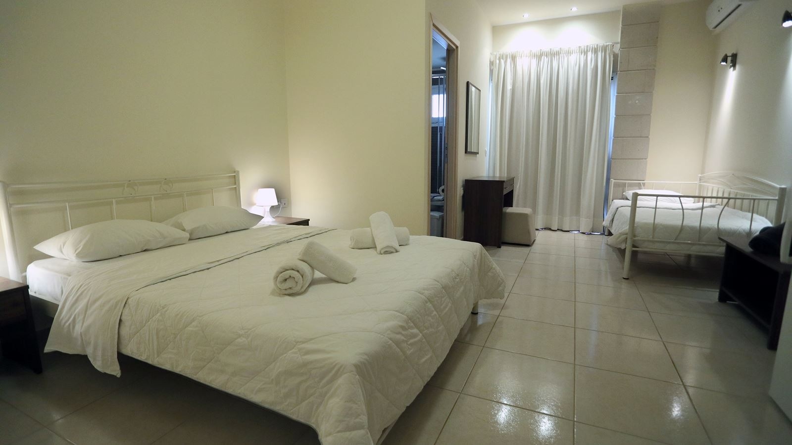 rooms-quadruple-room