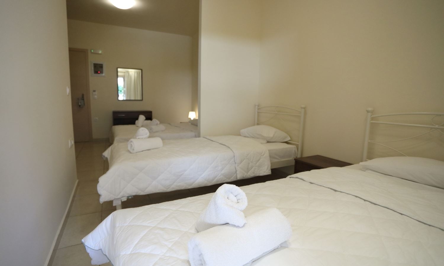 rooms-quadruple-room