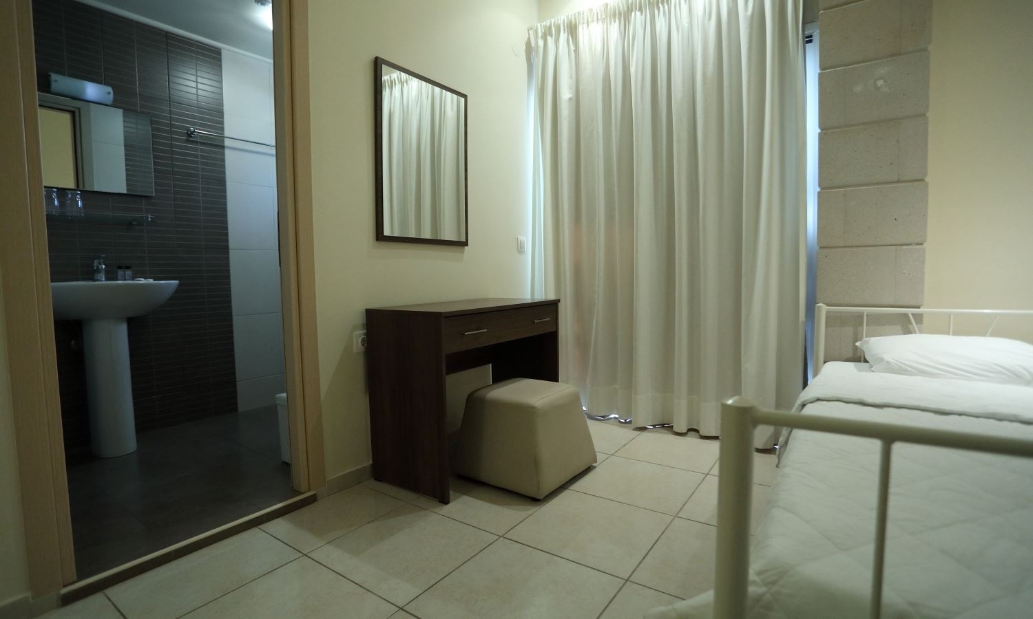 rooms-single-standard-room