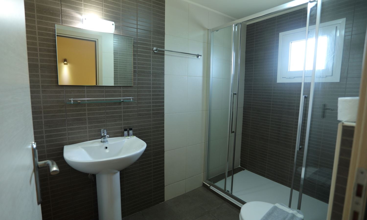 rooms-quadruple-room