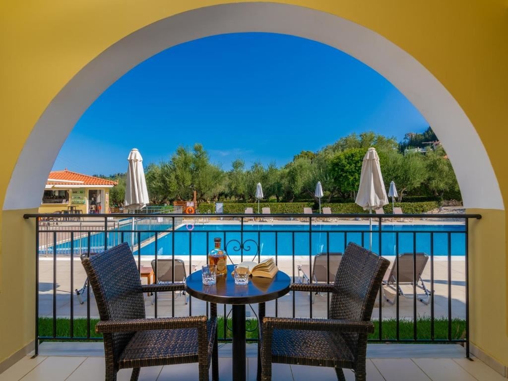 rooms-double-room-pool-view