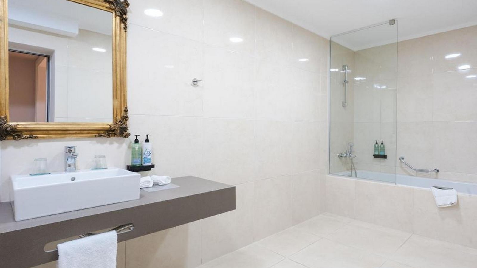 rooms-room--family-2-bedrooms-deluxe-shared-pool