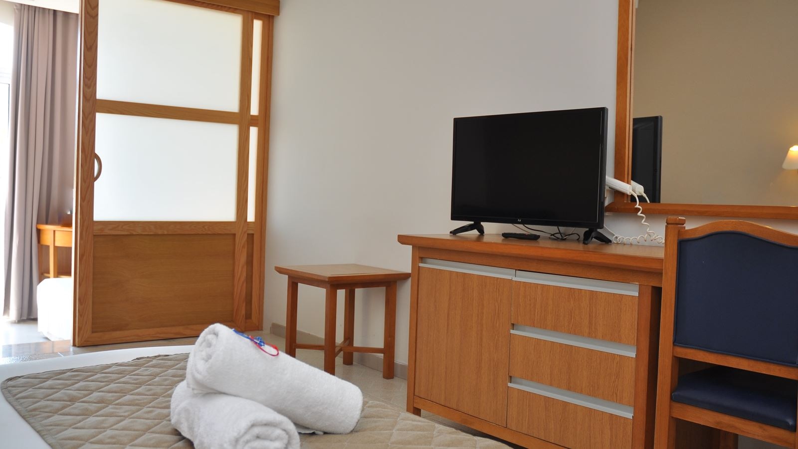 rooms-family-with-sliding-doors