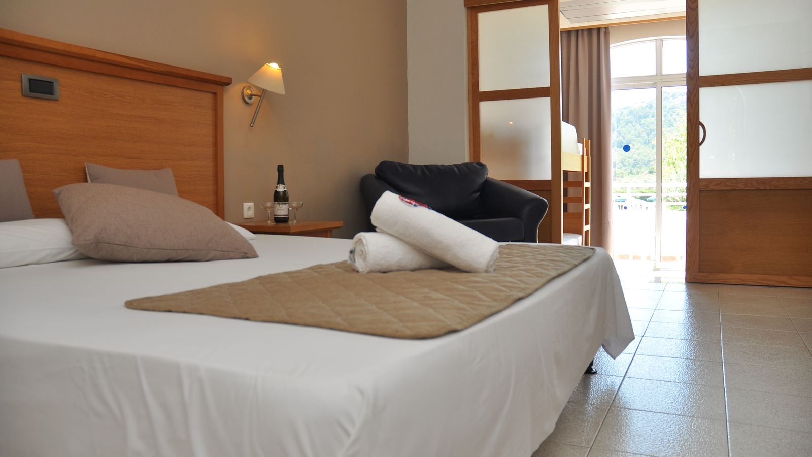 rooms-family-with-sliding-doors