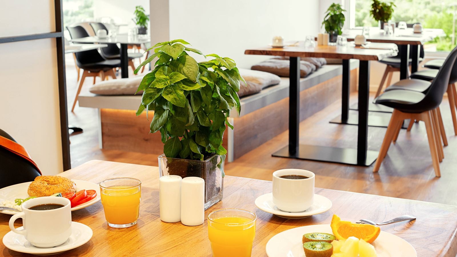 restaurants-lydia-terrace-restaurant