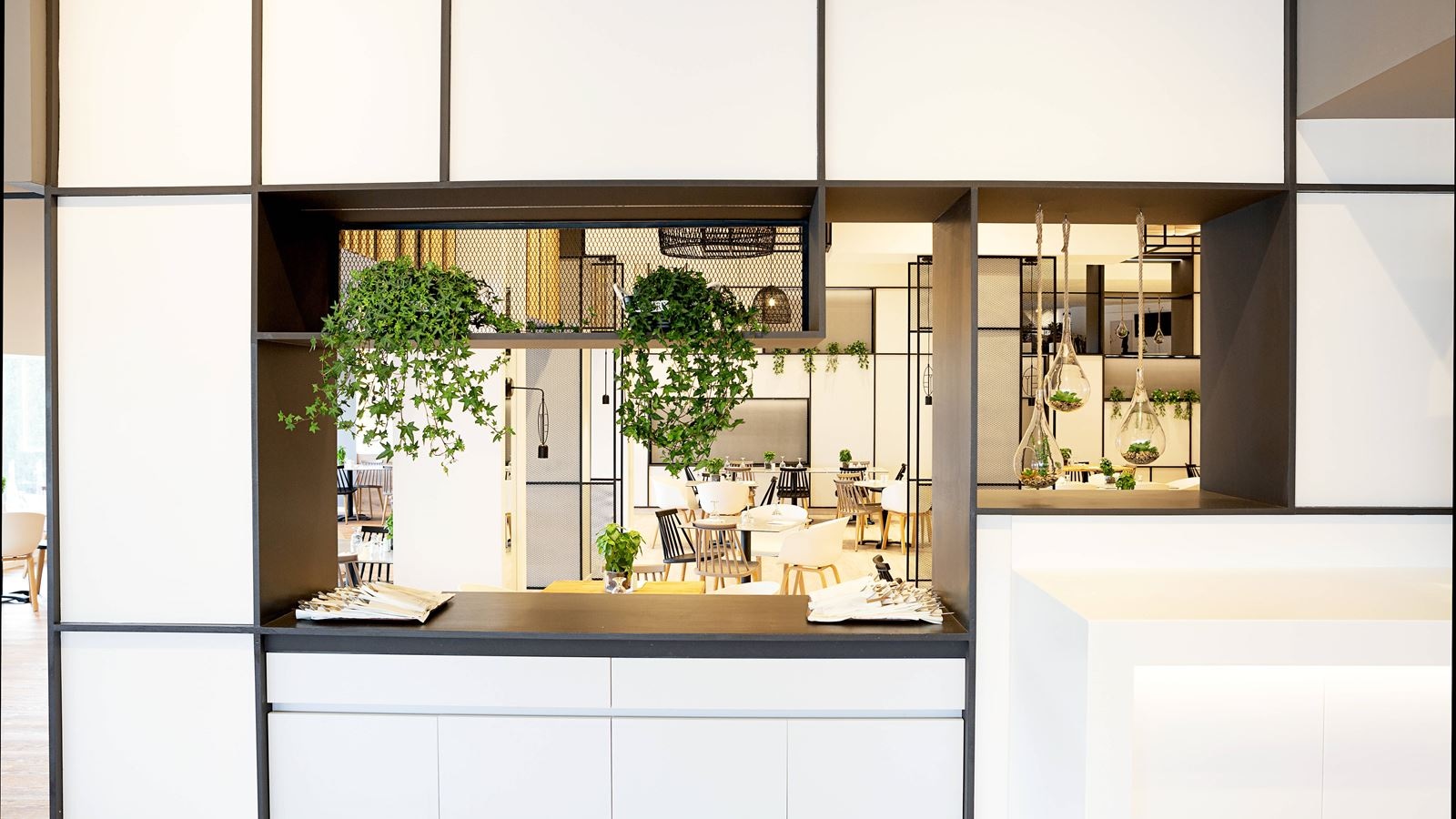 restaurants-lydia-terrace-restaurant