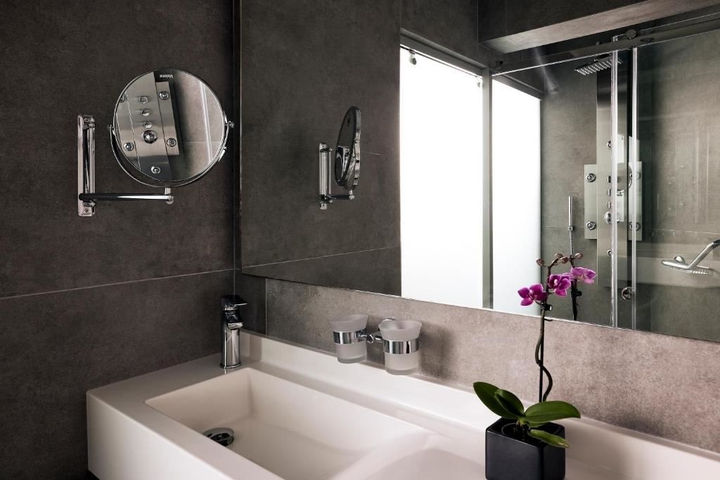 rooms-room-triple-seaview-balcony-or-terrace