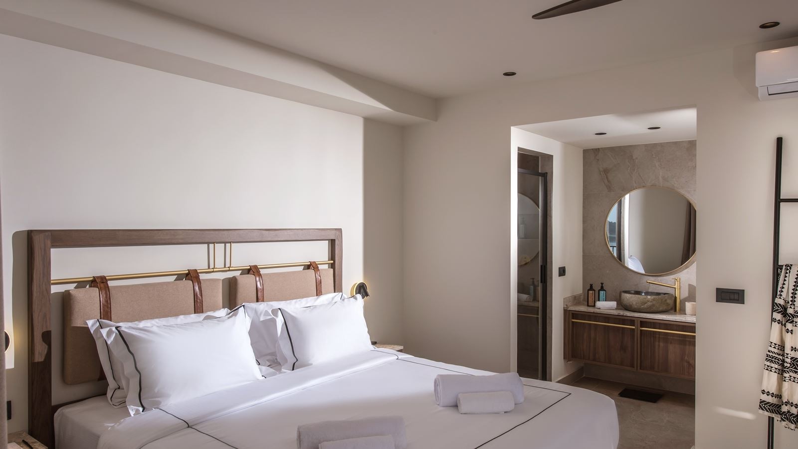 rooms-deluxe-room-with-private-jacuzzi