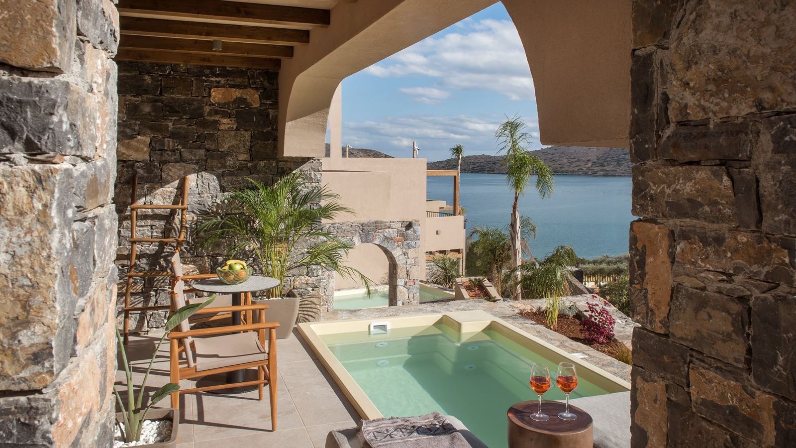 rooms-luxury-room-with-plunge-pool--sea-view