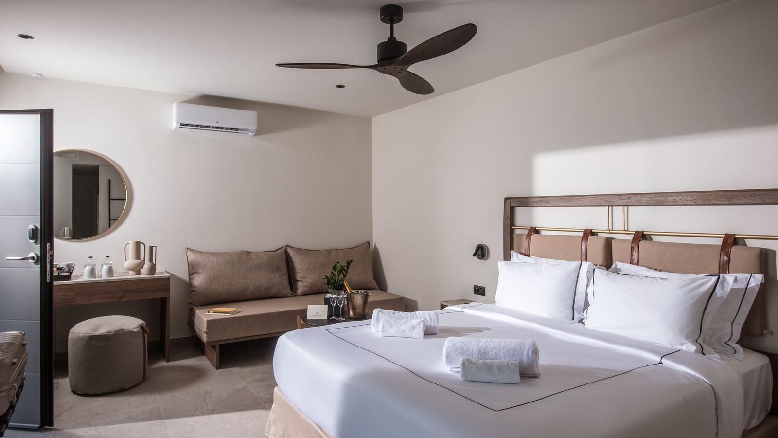 rooms-deluxe-room-with-private-jacuzzi--sea-view