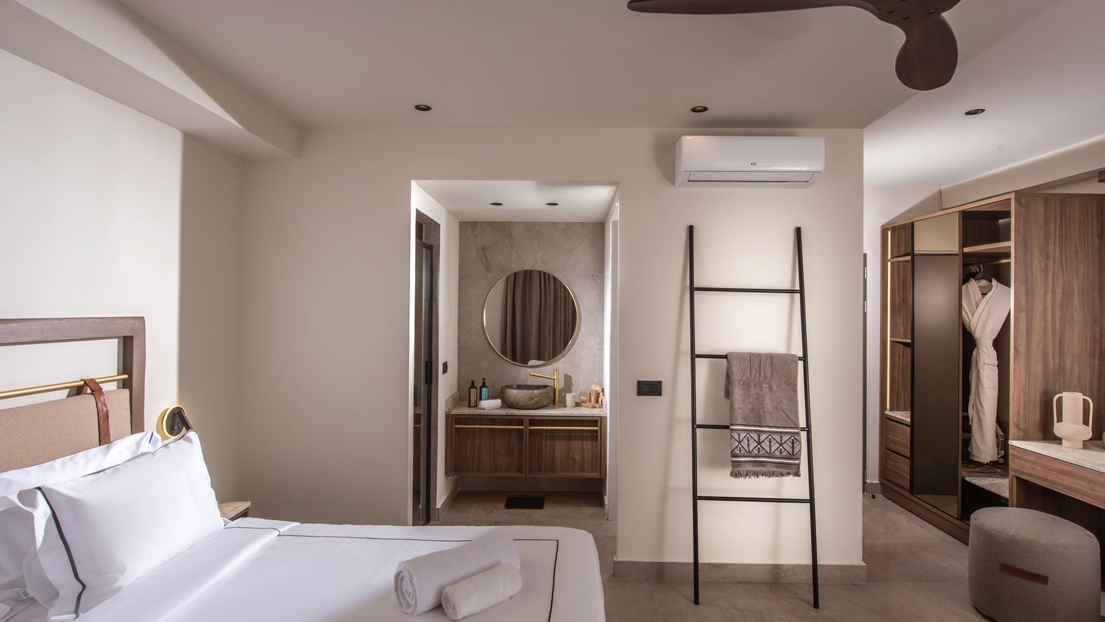 rooms-exclusive-suite-with-private-jacuzzi--full-sea-view