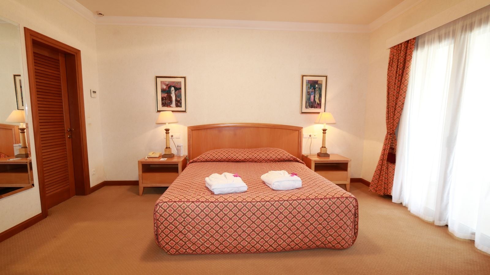 rooms-vip-suite-shared-pool