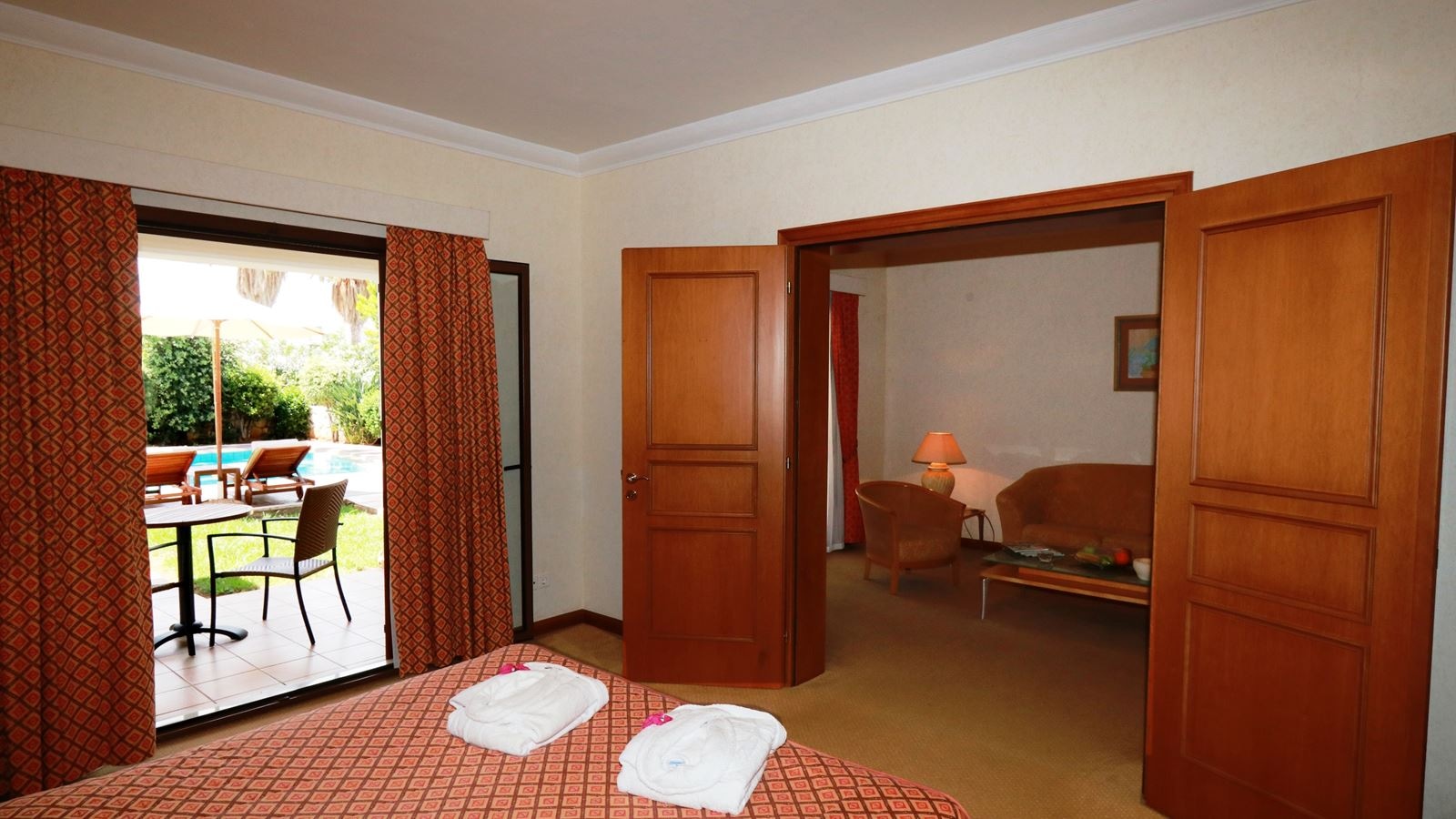 rooms-vip-suite-shared-pool