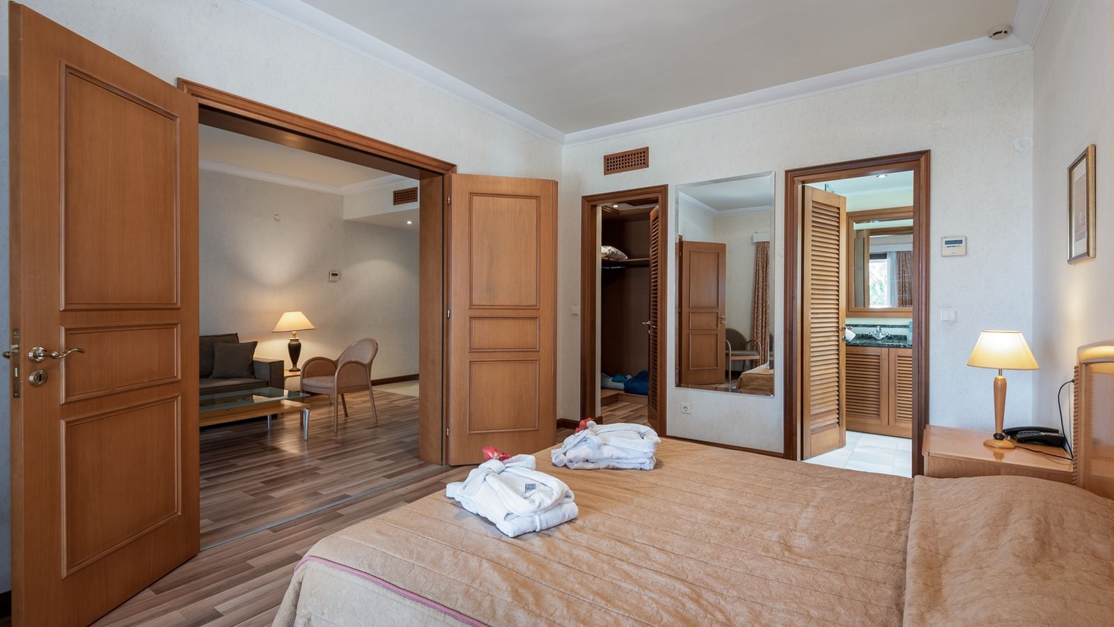 rooms-vip-suite-shared-pool