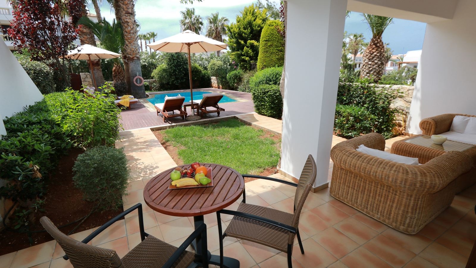 rooms-vip-suite-shared-pool