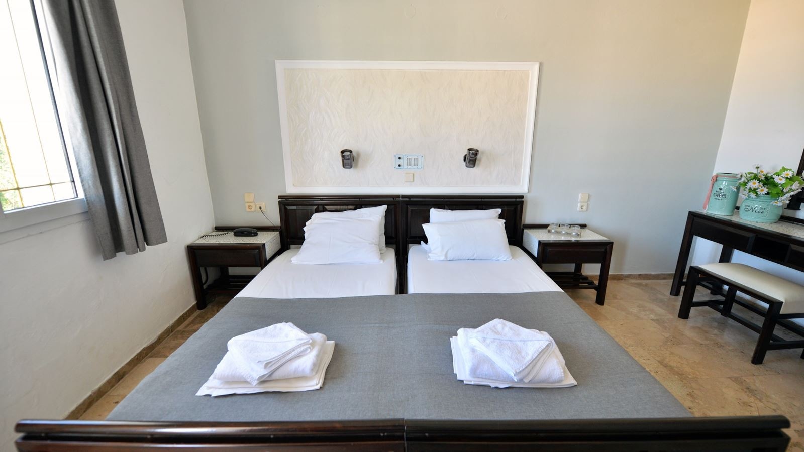 rooms-room-twin-balcony-or-terrace