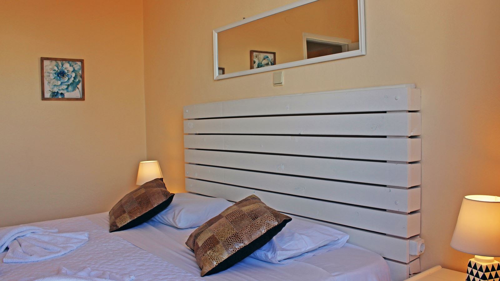 rooms-apartment-1-bedroom-street-view