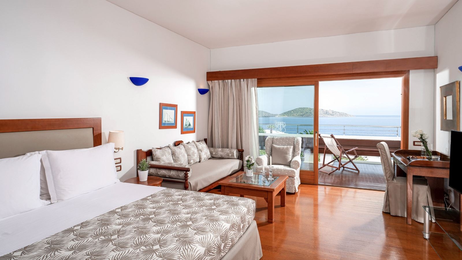 rooms-deluxe-room-spa-sea-view
