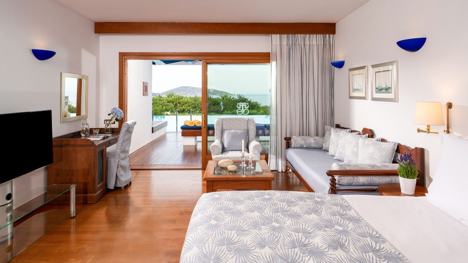 rooms-deluxe-room-spa-sea-view-sharing-pool