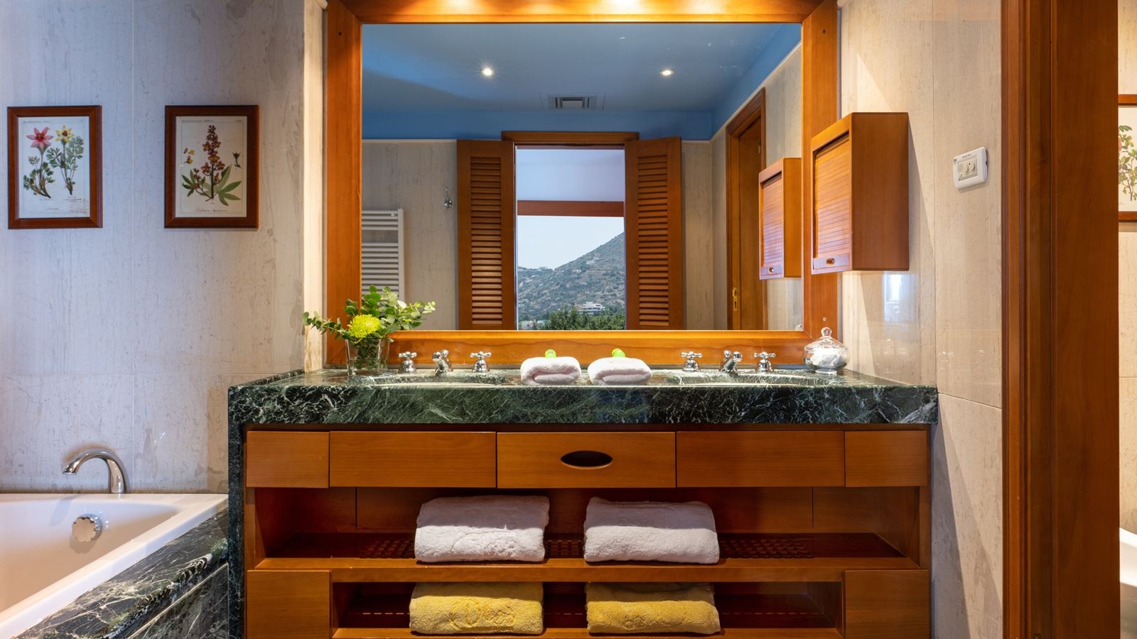 rooms-family-hotel-suite-sea-view