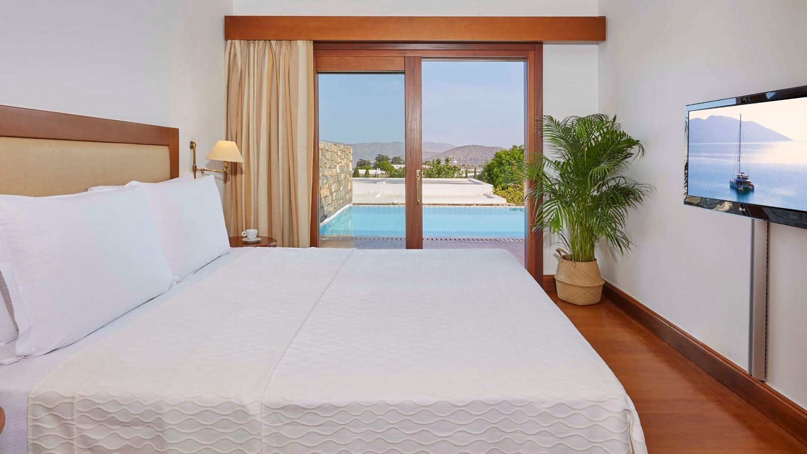 rooms-family-villa-with-private-heated-pool