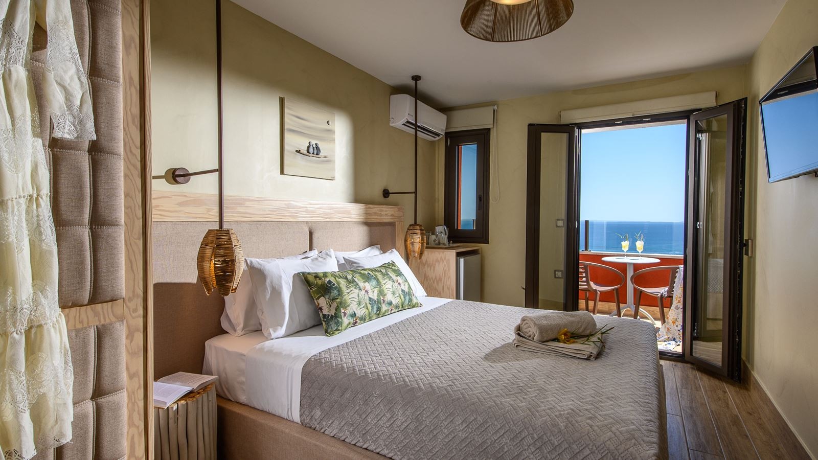 rooms-deluxe-room-sea-view