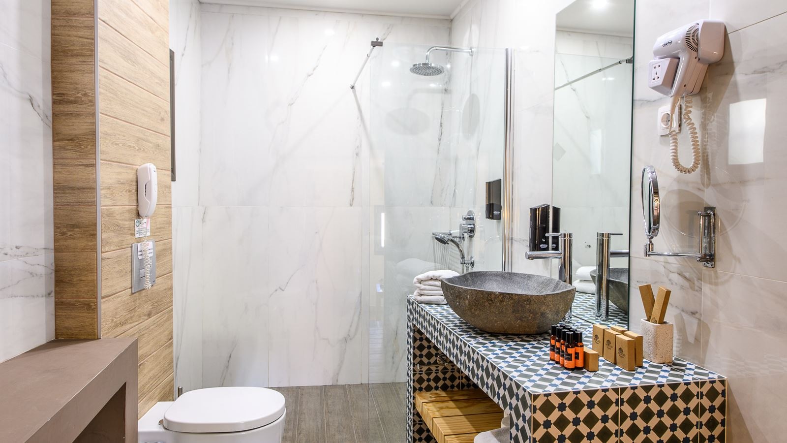 rooms-luxury-onebedroom-suite-inland-view