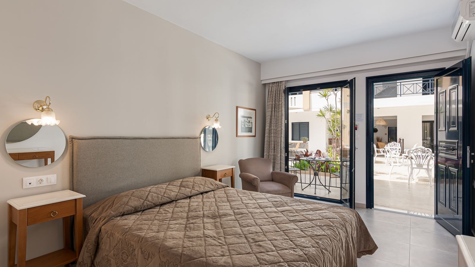 rooms-triple-standard-room-balcony-or-terrace