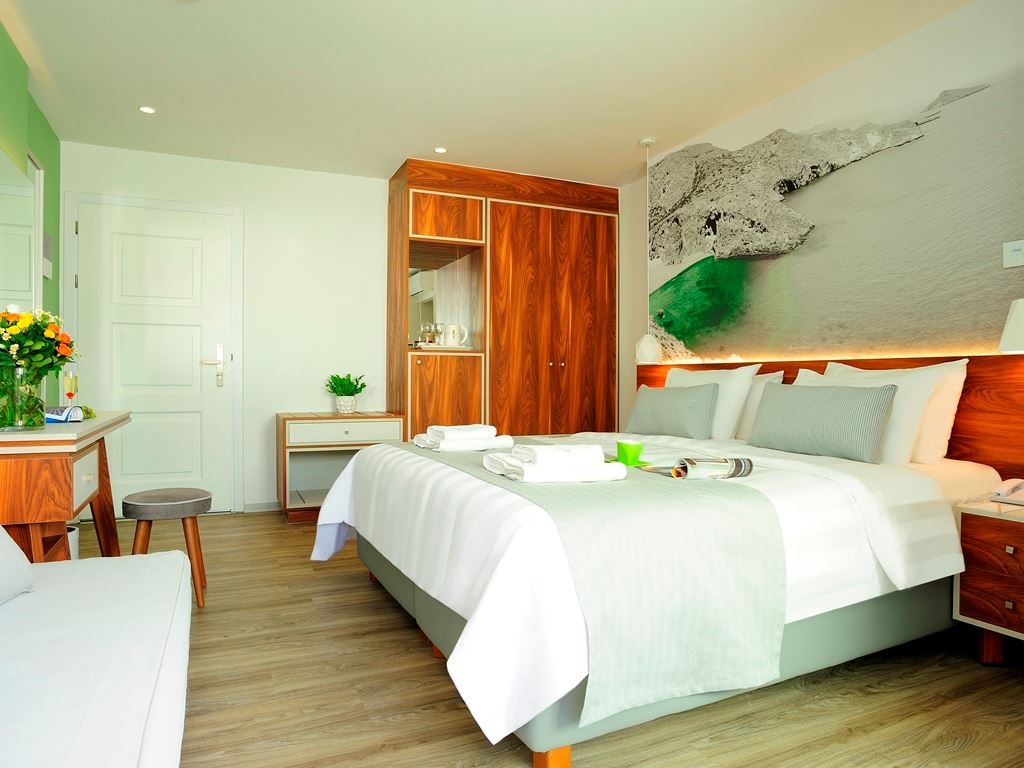 rooms-deluxe-room-land-view