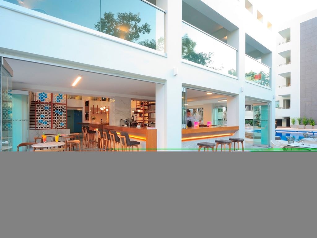bars-aqua-pool-bar