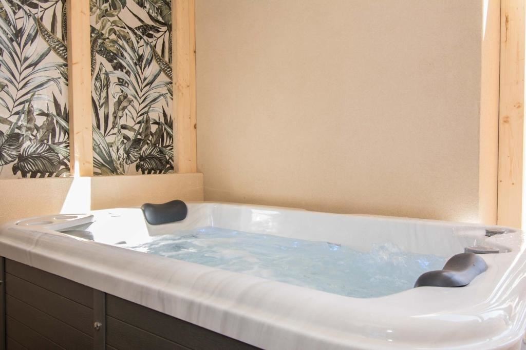 rooms-deluxe-double-room-with-jacuzzi