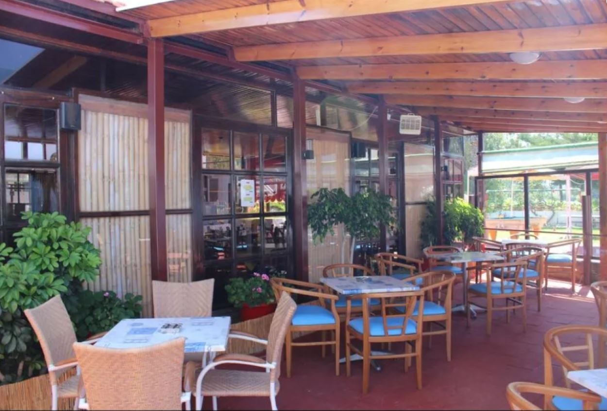 restaurants-pool-snack-bar