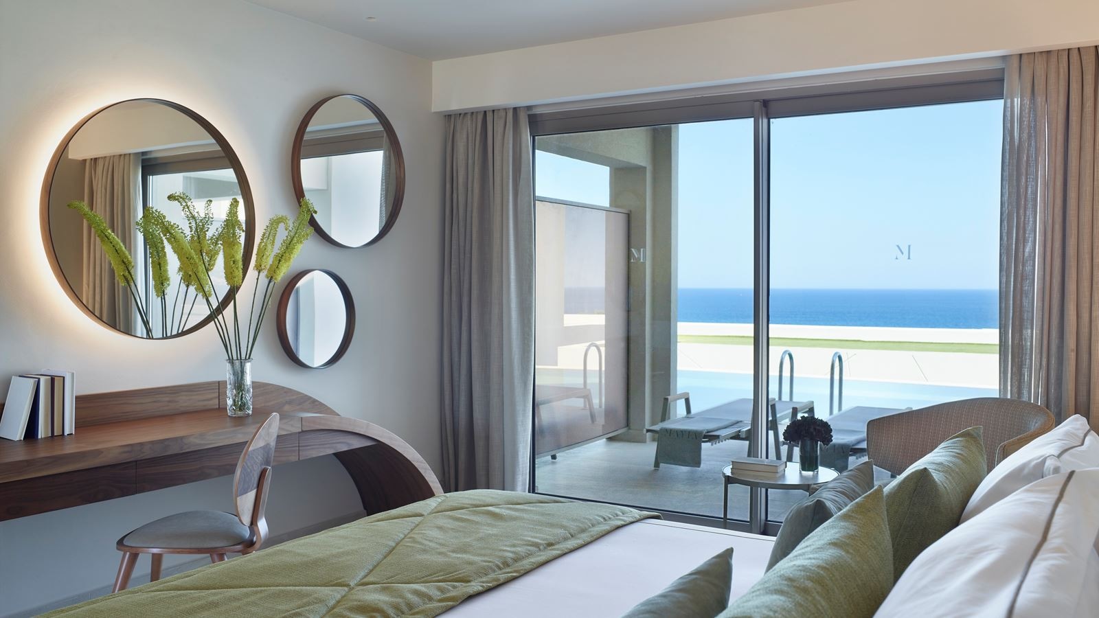 rooms-deluxe-room-swim-up-sea-view