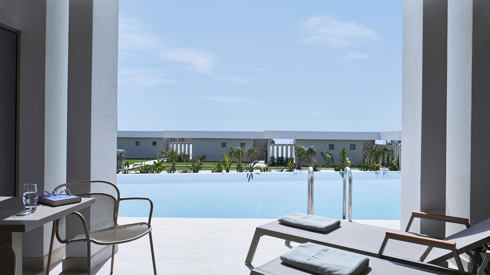 rooms-deluxe-bungalow-room-swim-up--garden-view