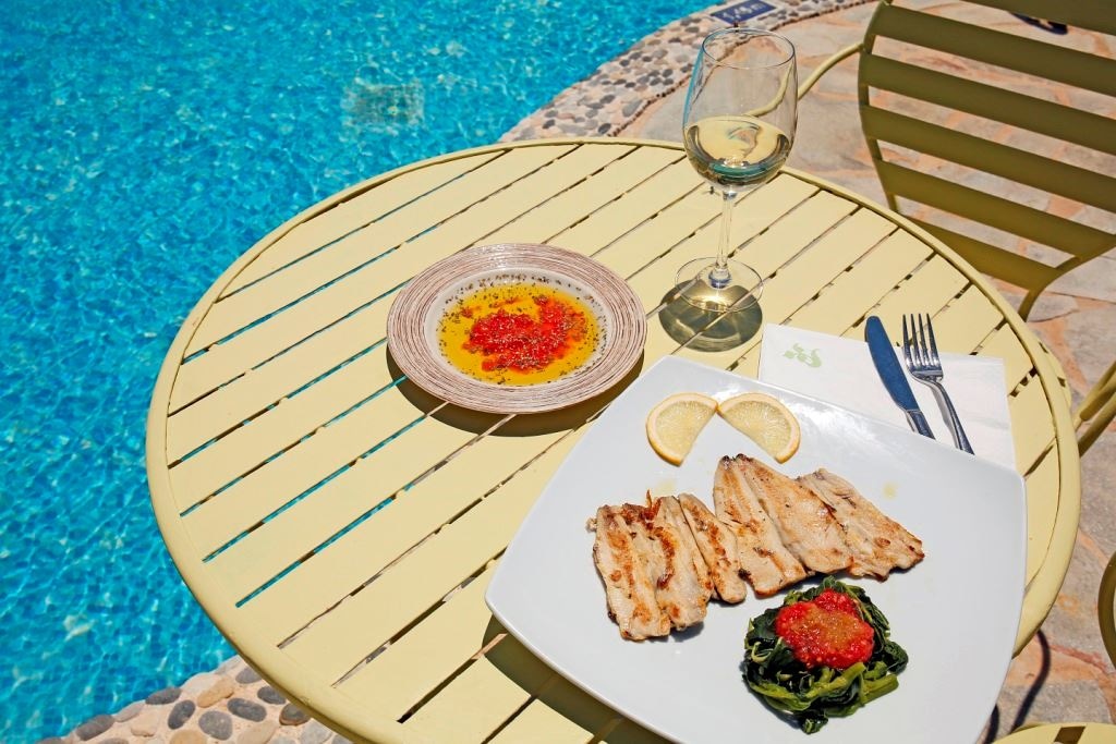 restaurants-pool-bar