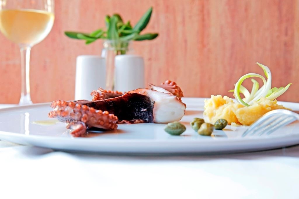 restaurants-pool-bar