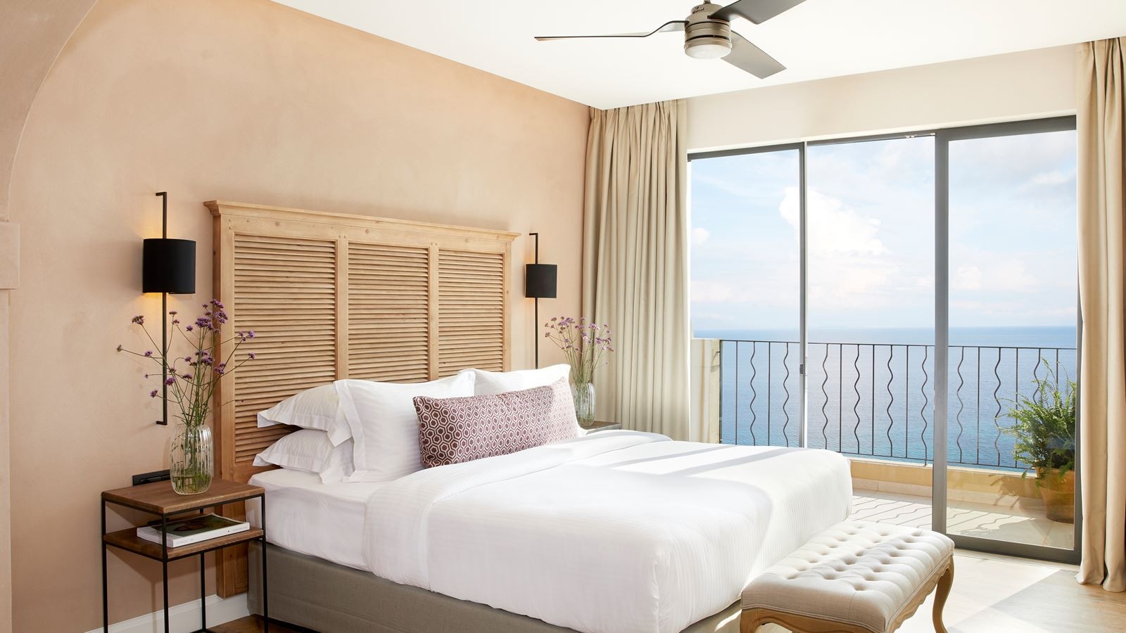 rooms-deluxe-suite-whirlpool-sea-view