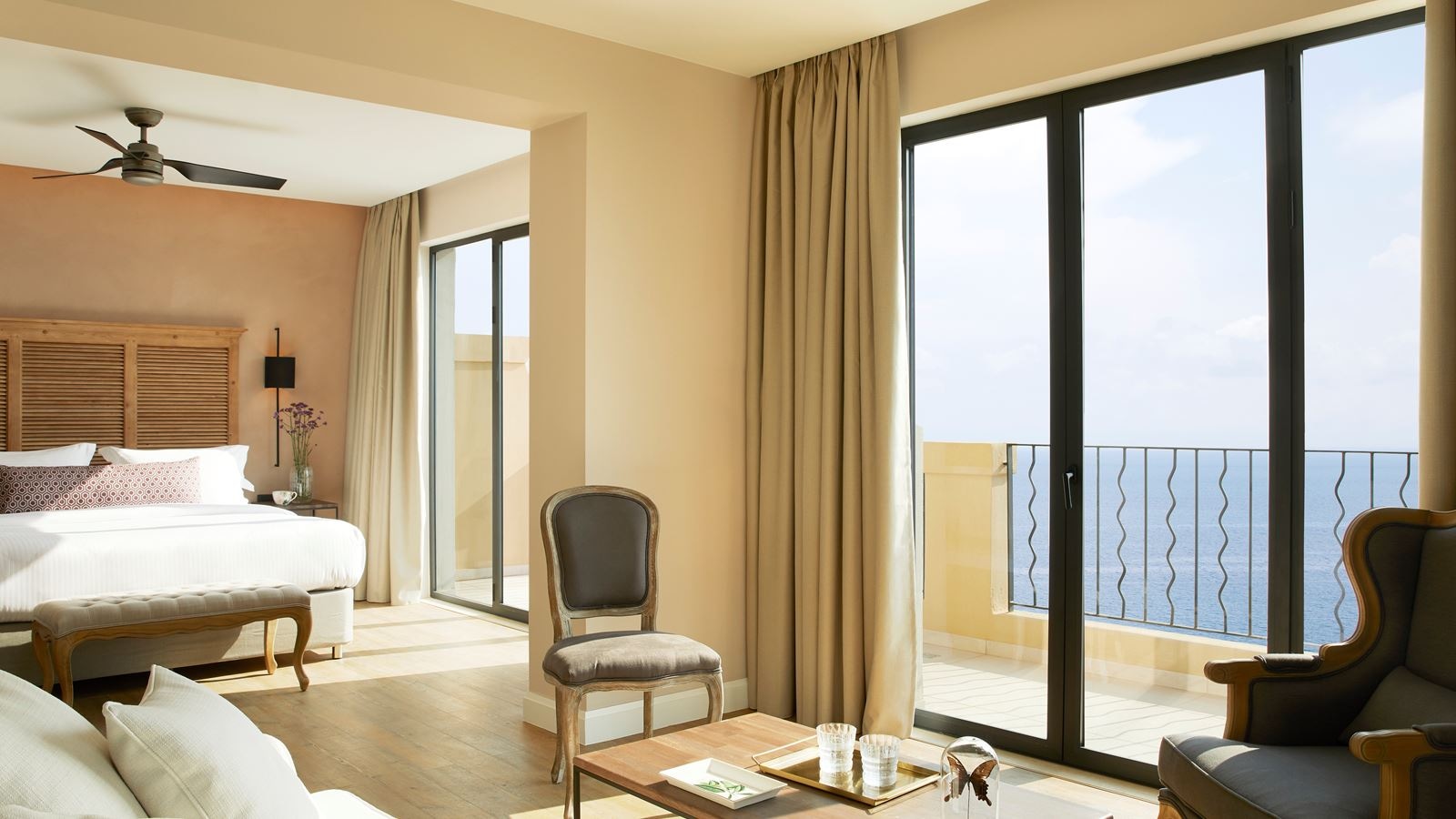 rooms-deluxe-suite-whirlpool-sea-view