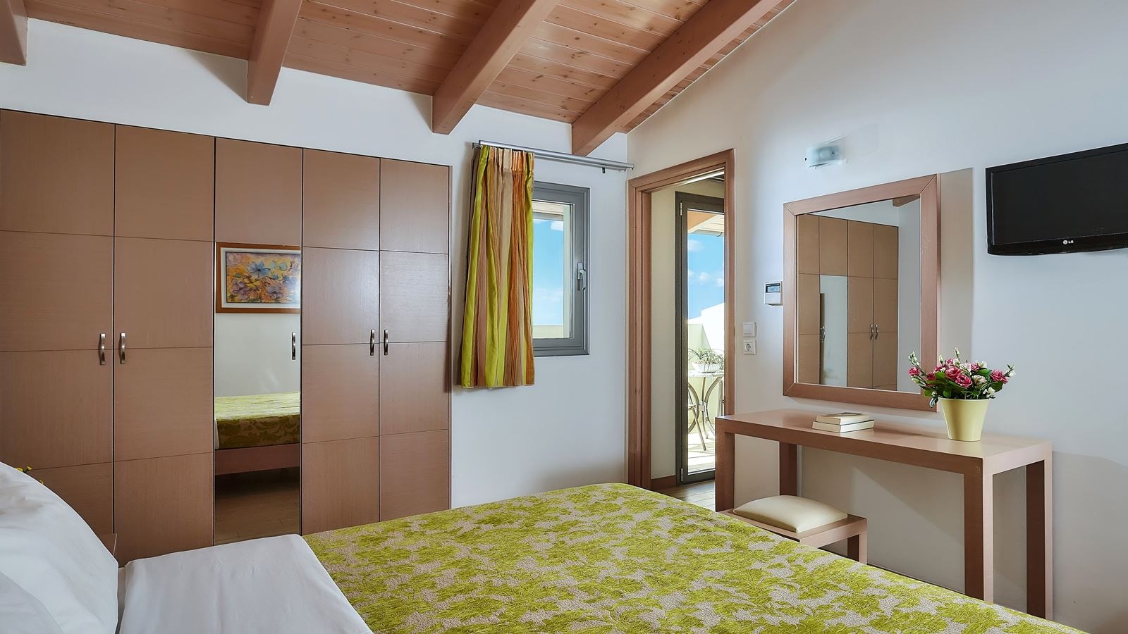 rooms-suite-junior-1-bedroom-sea-view--living-room