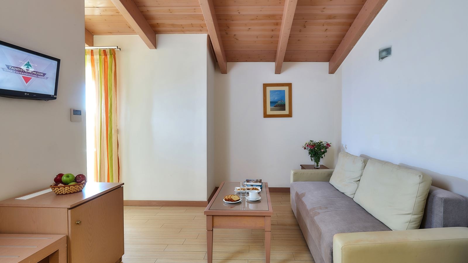 rooms-suite-junior-1-bedroom-sea-view--living-room