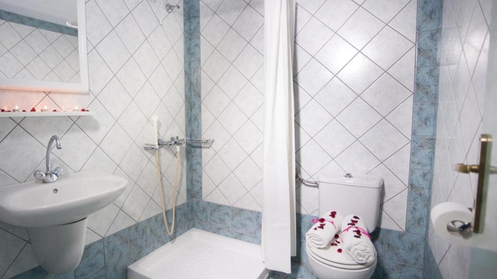 rooms-superior-1-bedroom-apartment-balcony-or-terrace